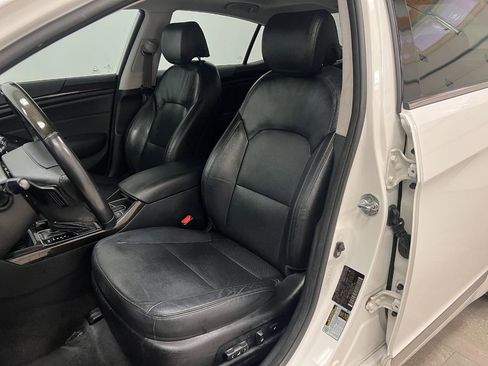 Used 2016 Kia Cadenza Premium image 24