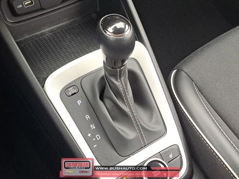 Used 2022 Hyundai Venue Limited image 24