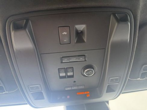 Used 2017 Cadillac Escalade ESV Platinum image 29