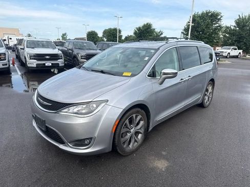 Used 2017 Chrysler Pacifica Limited FWD image 3