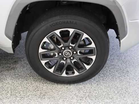 Used 2022 Toyota Tundra Limited w/ Power Package AWD/4WD image 5