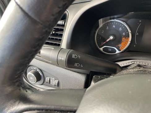 Used 2018 Jeep Renegade Altitude AWD/4WD image 12
