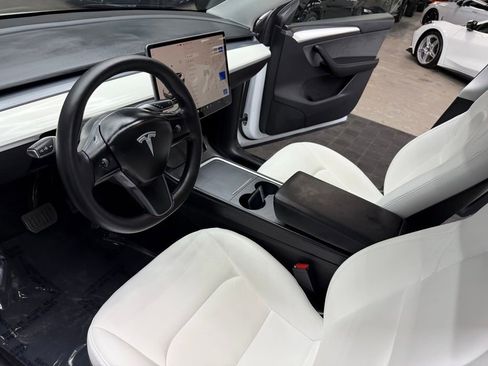 Used 2022 Tesla Model Y Long Range AWD/4WD image 30