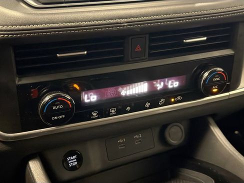 Used 2025 Nissan Rogue SV FWD image 18