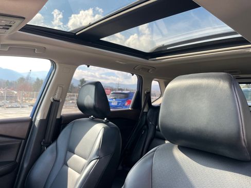 Used 2021 Nissan Rogue SV w/ Premium Package image 7