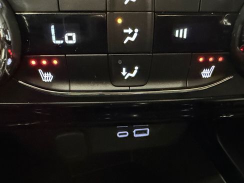 Used 2025 Chevrolet Trax LT w/ LT Convenience Package FWD image 23