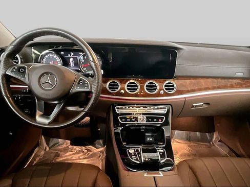 Used 2018 Mercedes-Benz E 400 4MATIC Sedan image 16