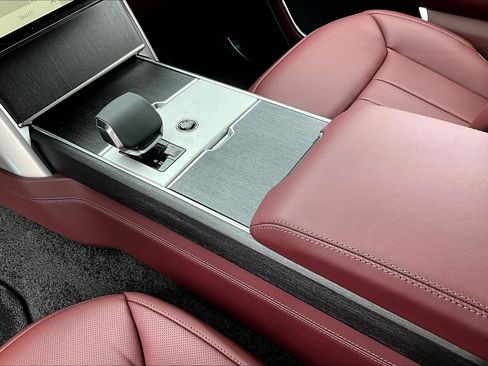 New 2025 Land Rover Range Rover SE image 9