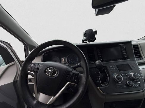 Used 2018 Toyota Sienna LE FWD image 7