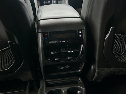 Used 2023 Jeep Grand Cherokee L Laredo image 27