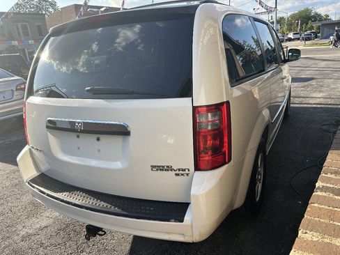 Used 2010 Dodge Grand Caravan SXT FWD image 4