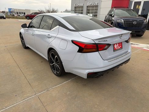 Used 2023 Nissan Altima 2.5 SR w/ SR Premium Package image 3