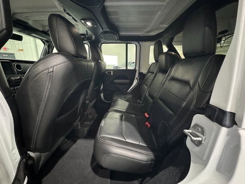 Used 2018 Jeep Wrangler Unlimited Sahara image 32