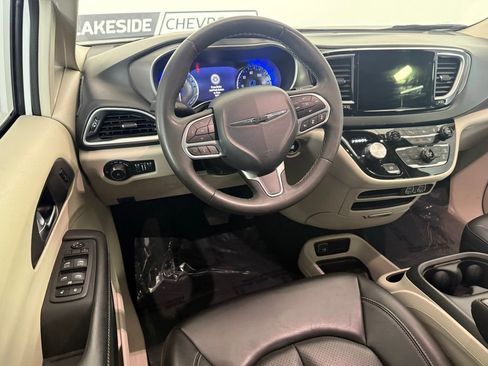 Used 2023 Chrysler Pacifica Touring-L FWD image 18
