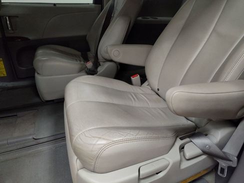 Used 2013 Toyota Sienna XLE image 25
