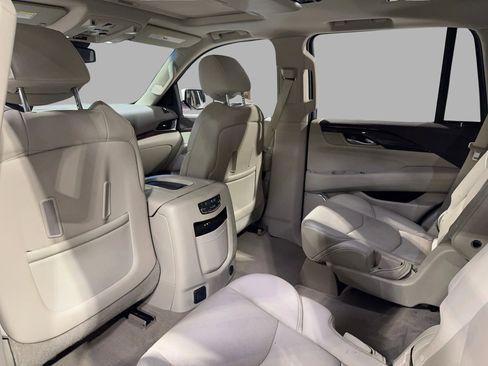 Used 2015 Cadillac Escalade Luxury image 25
