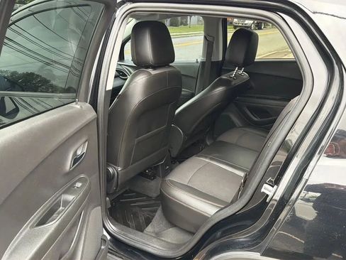 Used 2020 Chevrolet Trax LT w/ Sun & Sound Package FWD image 28