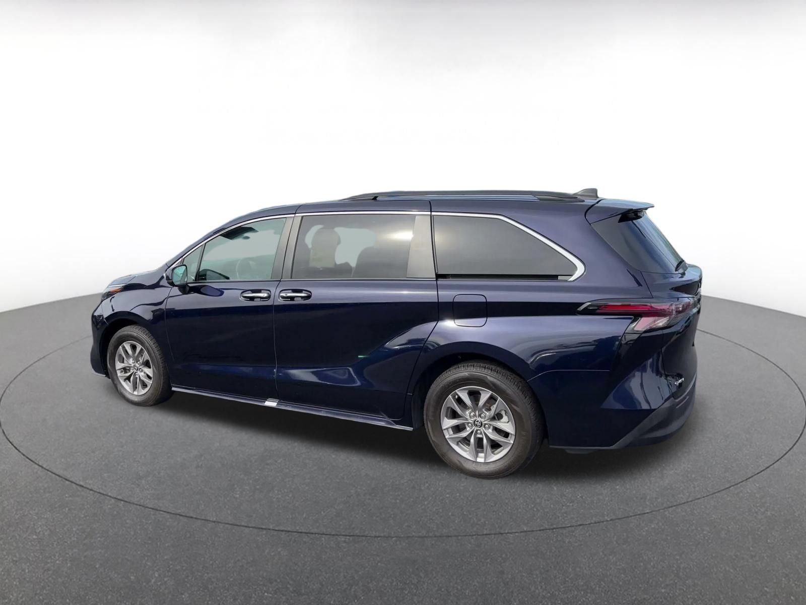 Used 2025 Toyota Sienna XLE FWD image 9