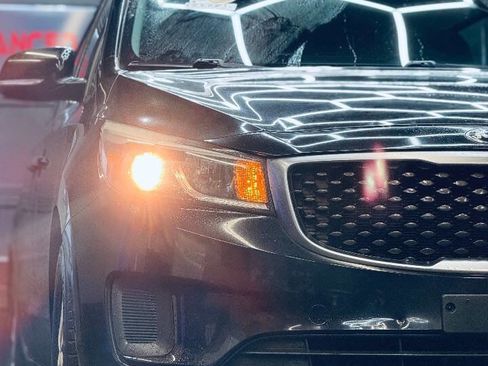 Used 2015 Kia Sedona L image 3