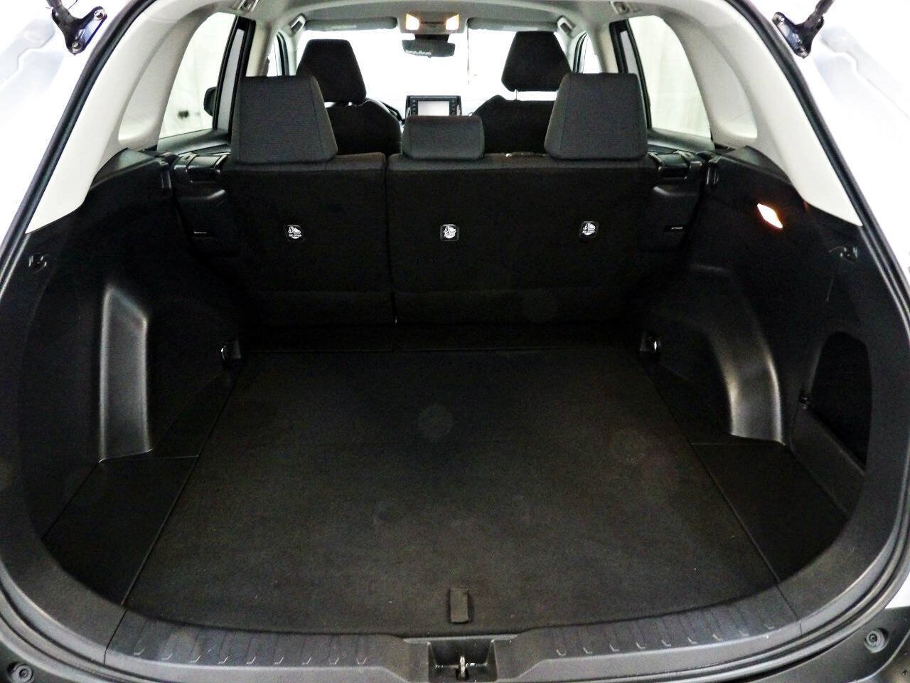 Used 2021 Toyota RAV4 LE AWD/4WD image 13