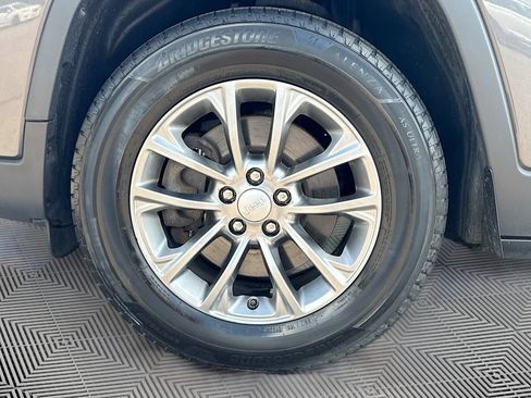 Used 2019 Jeep Cherokee Latitude Plus AWD/4WD image 27