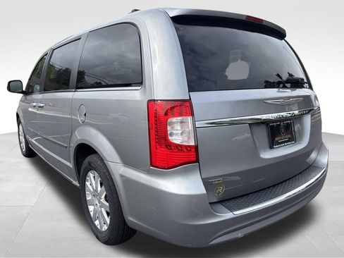 Used 2016 Chrysler Town & Country Touring FWD image 3