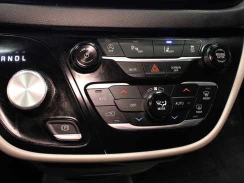 Used 2023 Chrysler Pacifica Touring-L FWD image 22