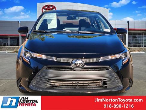 Used 2025 Toyota Corolla LE w/ LE Premium Package image 2