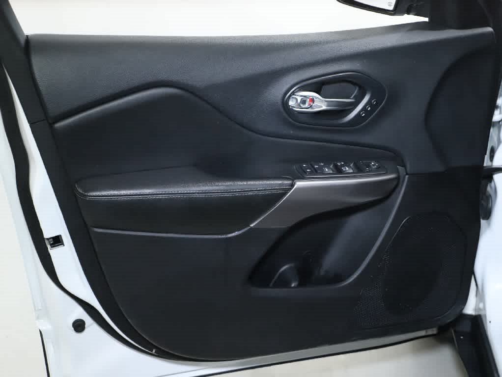 Used 2019 Jeep Cherokee Limited w/ Technology Group AWD/4WD image 15