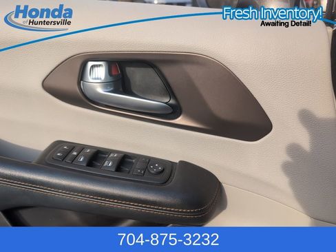 Used 2017 Chrysler Pacifica Touring-L w/ Tire & Wheel Group image 24