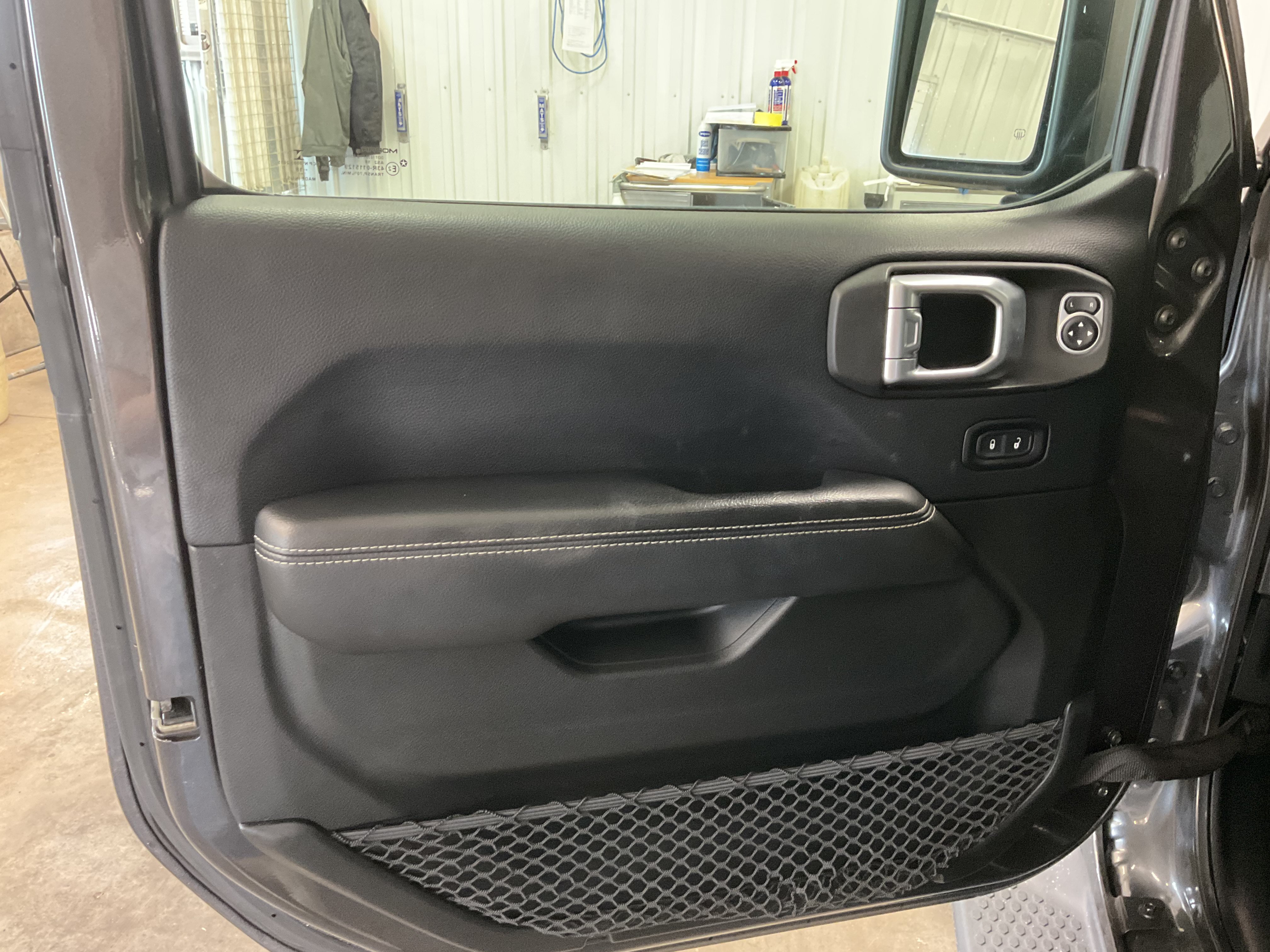 Used 2018 Jeep Wrangler Unlimited Sahara AWD/4WD image 9