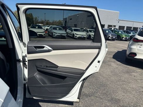 Certified 2025 Volkswagen Taos SE image 18