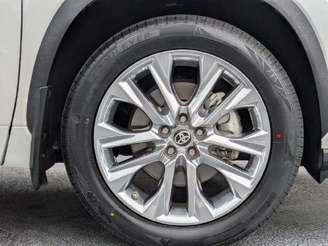 Used 2024 Toyota Highlander Limited FWD image 10