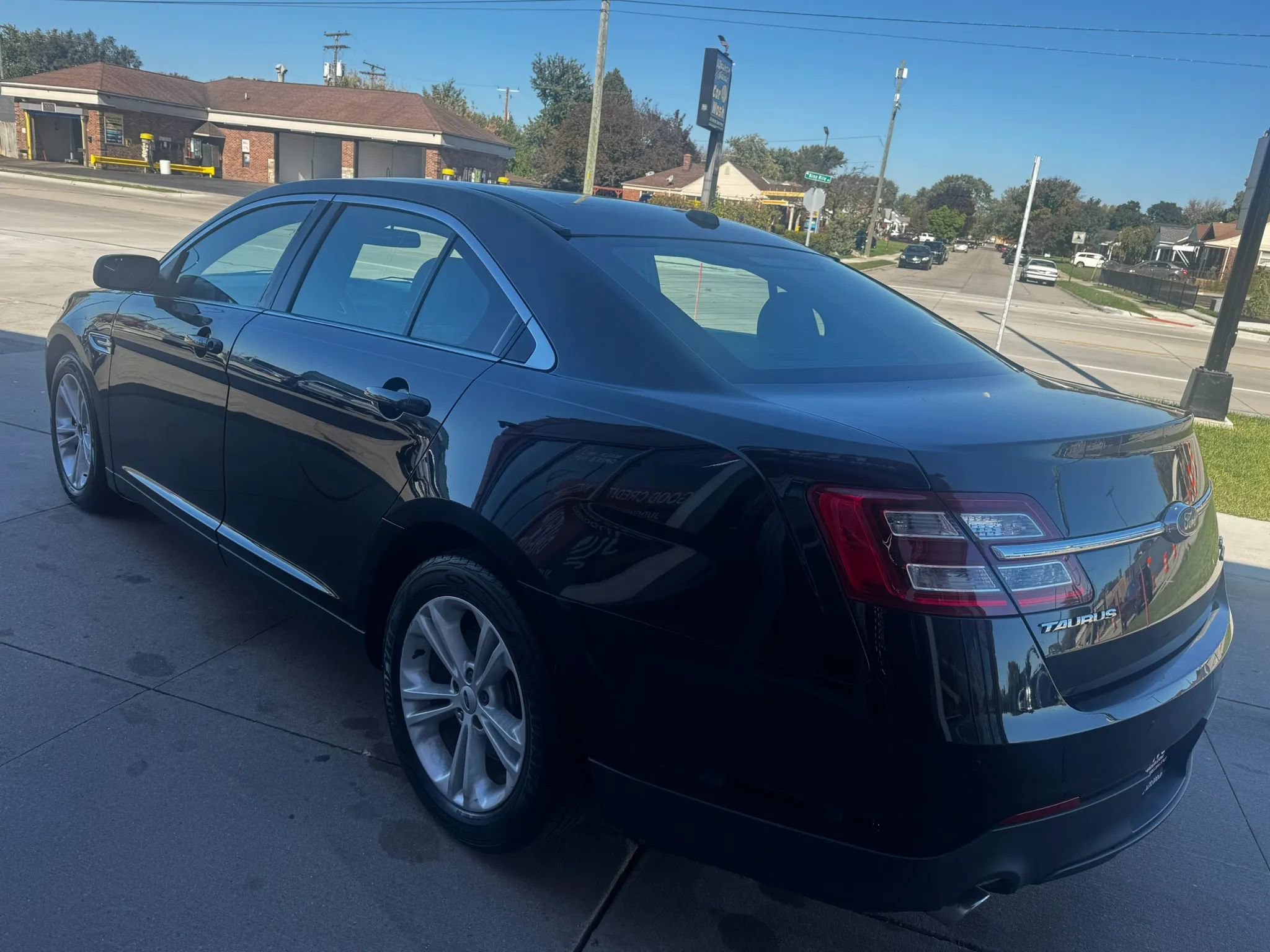 Used 2017 Ford Taurus SEL w/ Equipment Group 201A FWD image 5