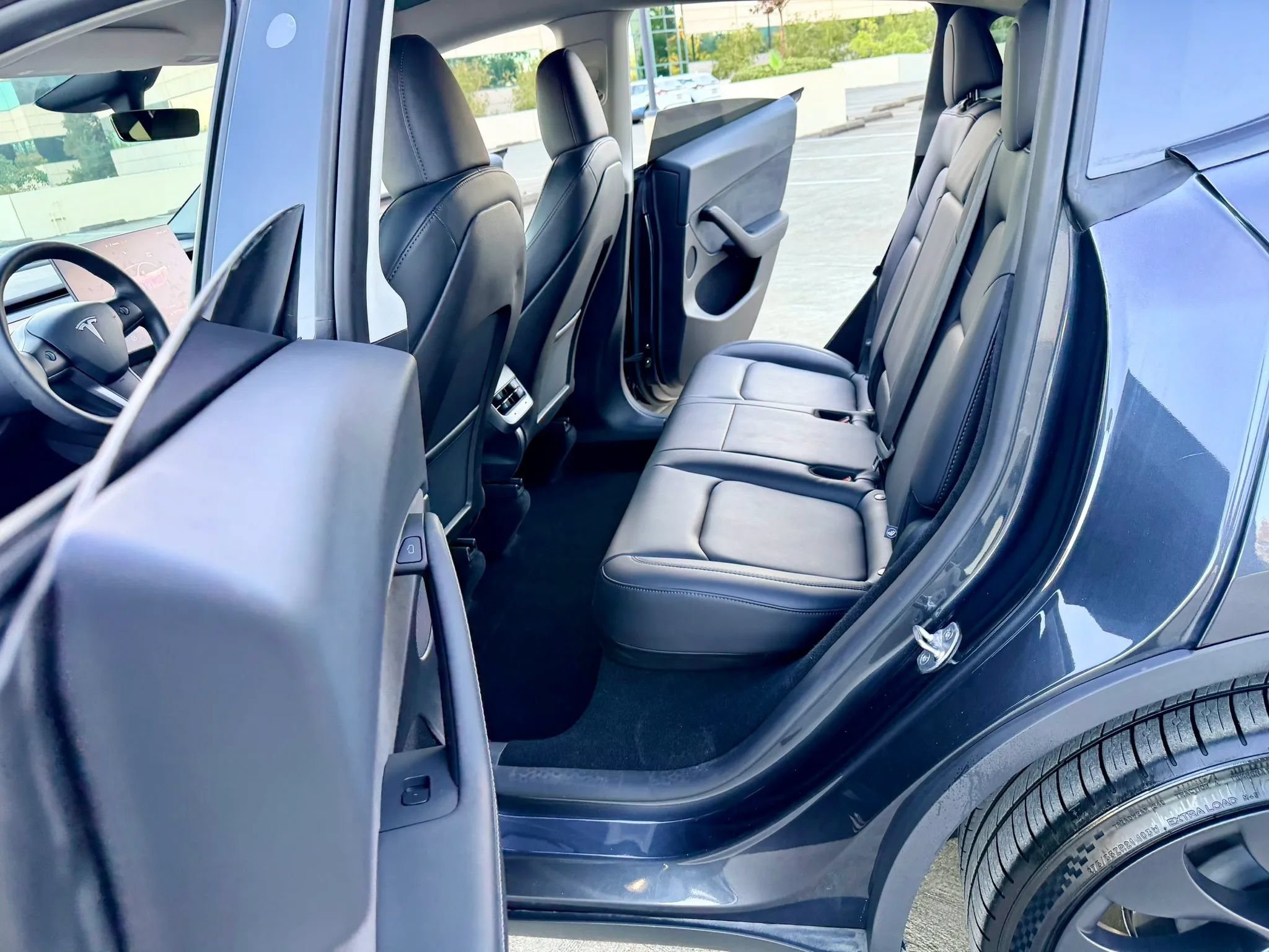 Used 2025 Tesla Model Y Long Range AWD/4WD image 21