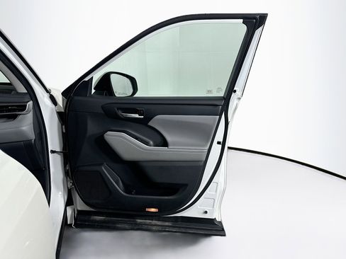 Used 2020 Toyota Highlander XLE image 35