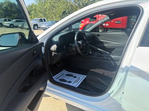 Used 2026 Hyundai Elantra SEL FWD image 10