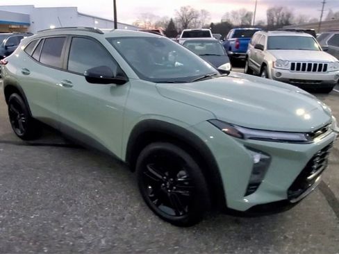 Used 2025 Chevrolet Trax ACTIV w/ Driver Confidence Package image 2