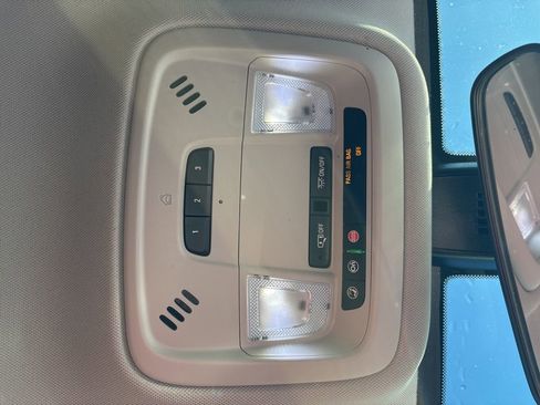 Used 2020 Chevrolet Traverse LT image 23