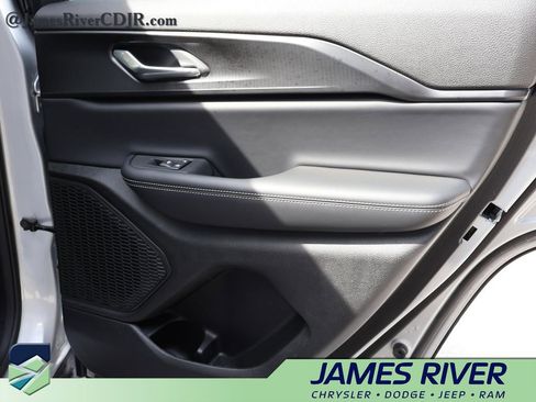 Used 2025 Jeep Grand Cherokee Altitude AWD/4WD image 11