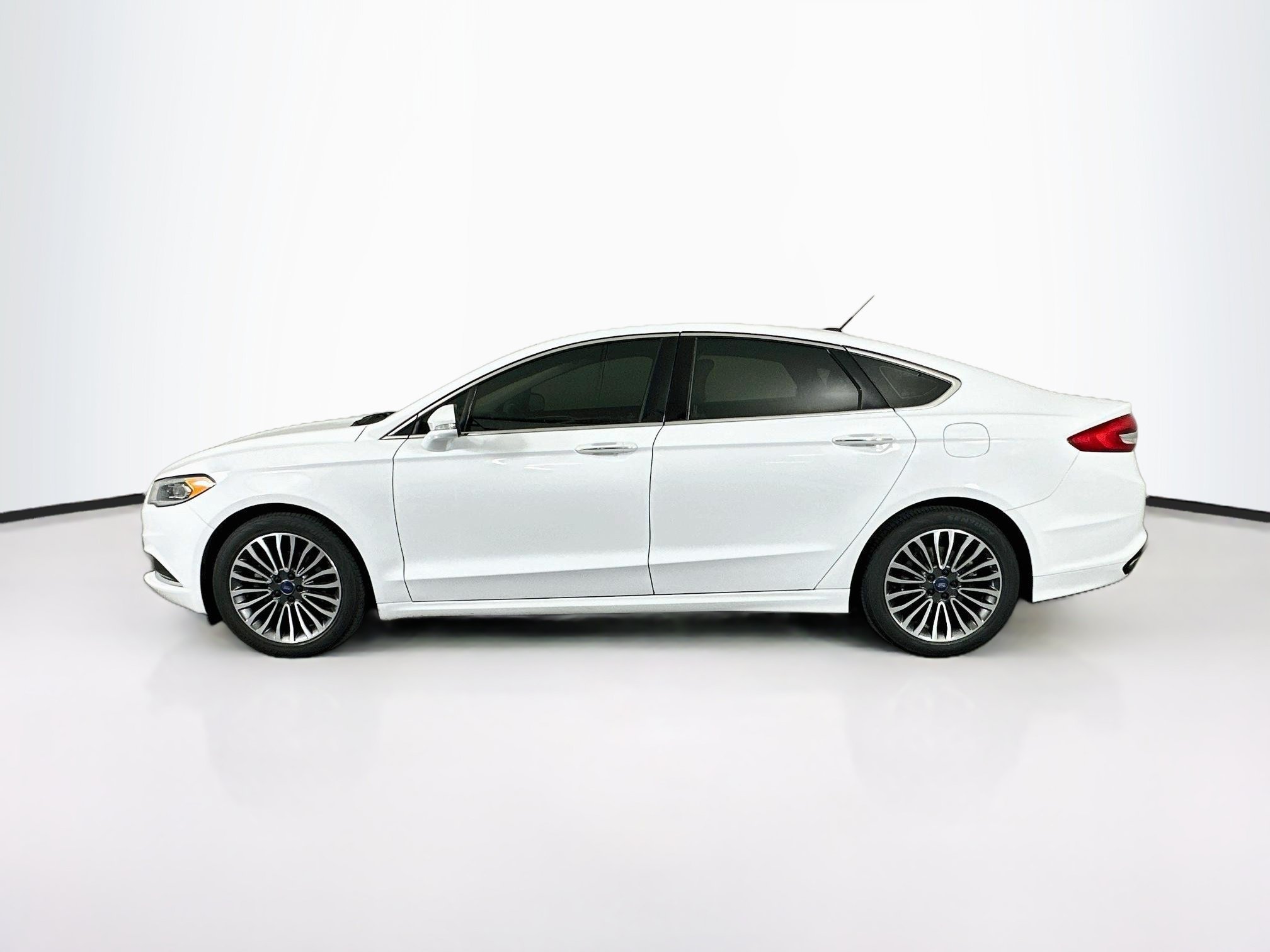 Used 2018 Ford Fusion SE w/ Fusion SE Technology Package FWD image 4