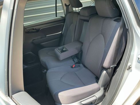 Used 2025 Toyota Highlander LE FWD image 36