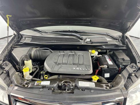 Used 2015 Chrysler Town & Country Touring image 29