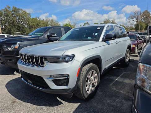 Used 2022 Jeep Grand Cherokee Limited image 2