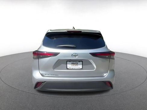 Used 2025 Toyota Highlander LE FWD image 12