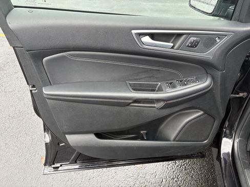 Used 2024 Ford Edge Titanium image 3