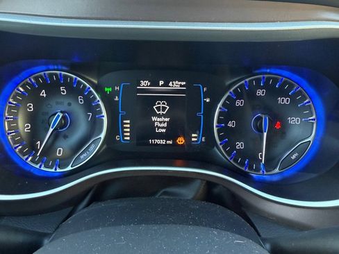 Used 2017 Chrysler Pacifica Touring-L w/ Tire & Wheel Group image 13