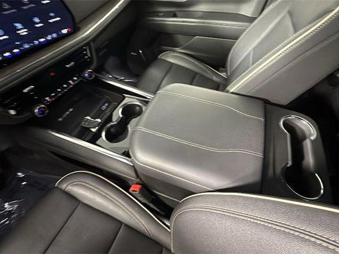 Used 2025 Chevrolet Suburban Premier image 24