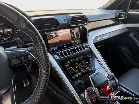 Used 2022 Lamborghini Urus AWD/4WD image 18