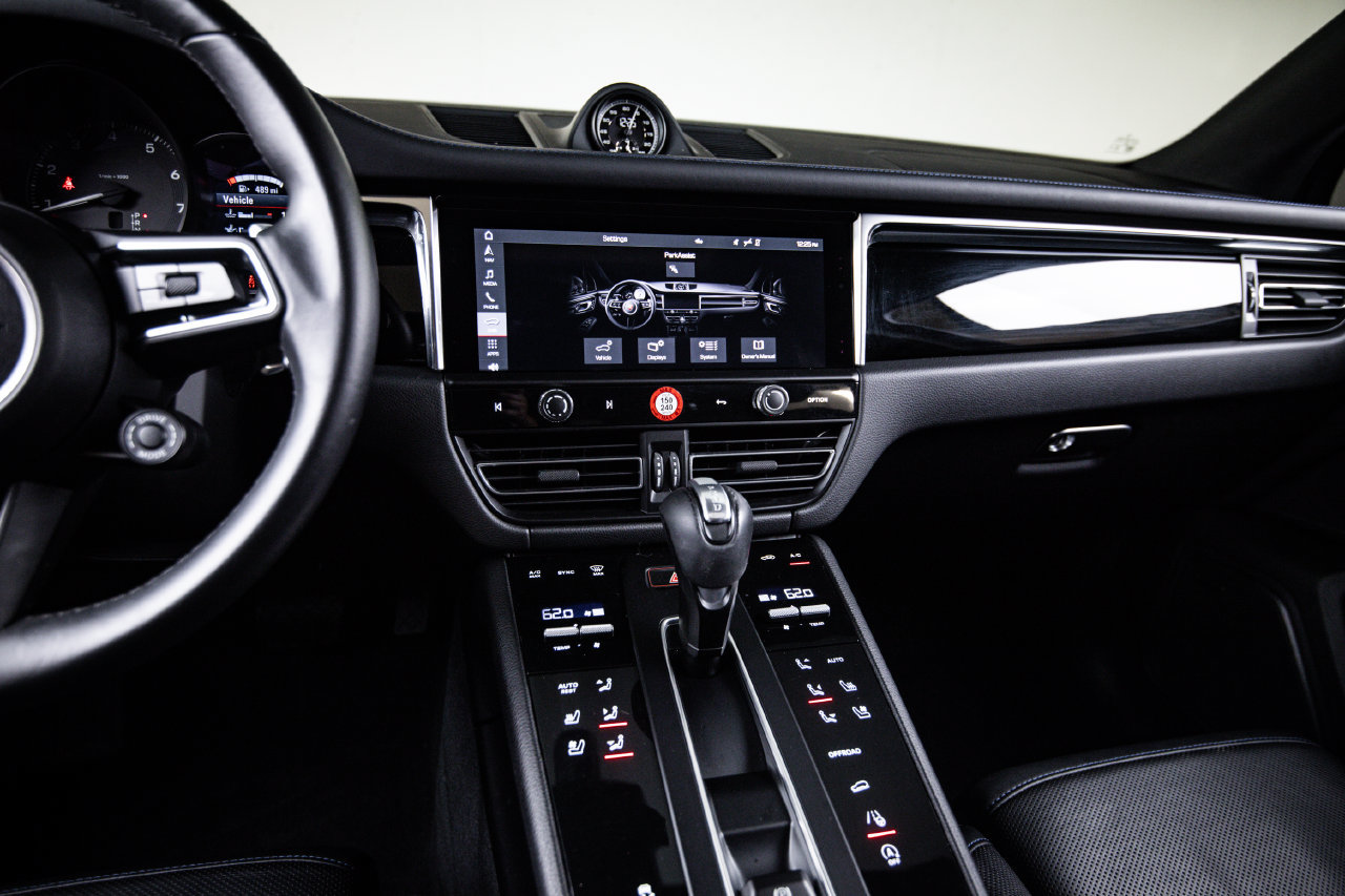 Certified 2025 Porsche Macan AWD/4WD image 19